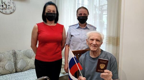 Житель ДНР, 91-летний Сергей Ханов получил паспорт гражданина России в Ставропольском крае