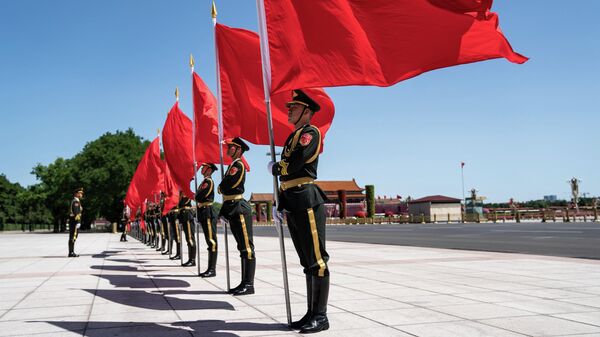 Китайский почетный караул перед Домом народных собраний в Пекине