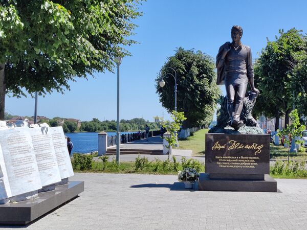 Памятник поэту Андрею Дементьеву в Твери Памятник поэту Андрею Дементьеву в Твери