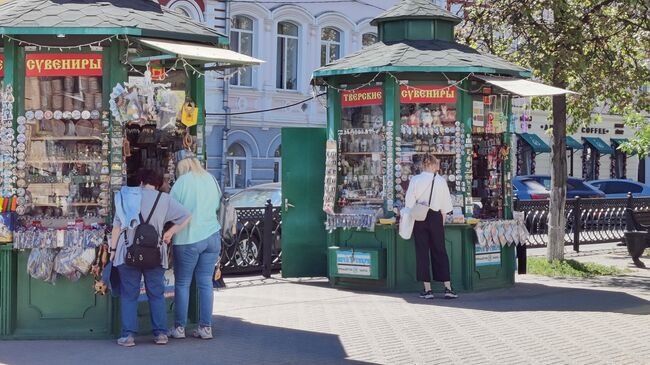 Сувенирные киоски на бульваре Радищева в Твери