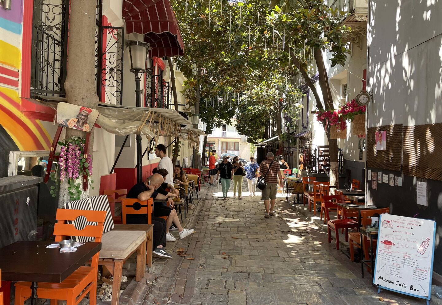 Улица с кафе в Измире