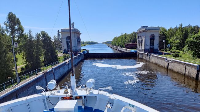 Теплоход Константин Коротков, находящийся в шлюзе канала имени Москвы 