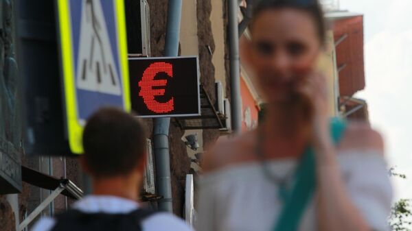 Электронное табло со знаком евро на Тверской улице в Москве