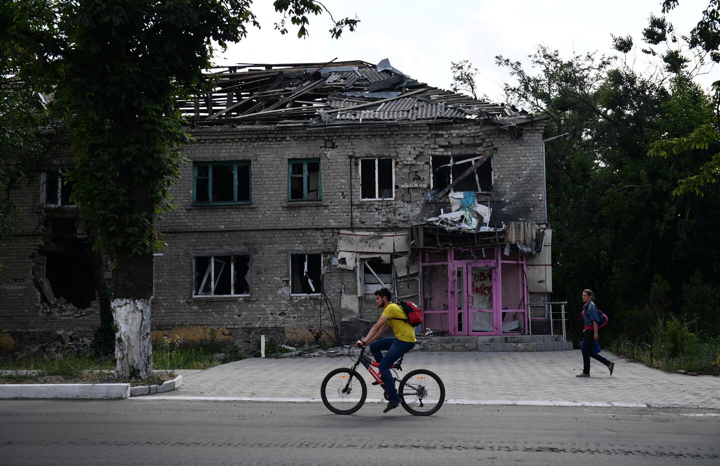 Люди на одной из улиц в Волновахе Люди на одной из улиц в Волновахе