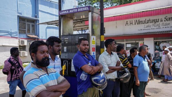 Очередь на заправочной станции в Коломбо, Шри-Ланка