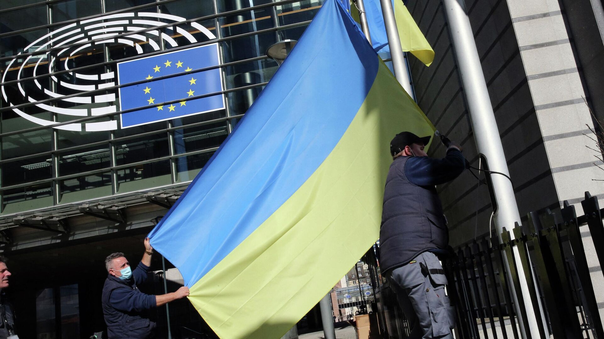 Флаг Украины у здания штаб-квартиры Европейского парламента в Брюсселе - РИА Новости, 1920, 08.08.2023