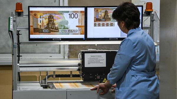 Печатница в процессе производства новых 100-рублевых денежных купюра на фабрике АО Гознак в Москве