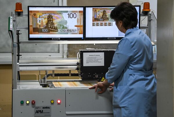 Печатница в процессе производства новых 100-рублевых денежных купюра на фабрике АО Гознак в Москве