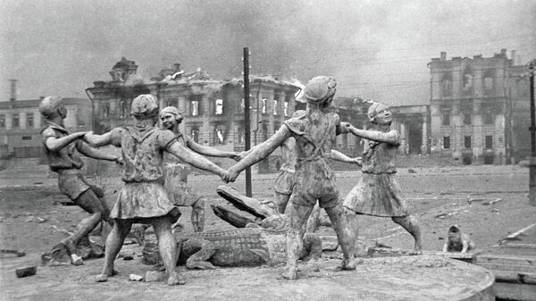 Сталинградская битва. Скульптурная группа играющих детей на привокзальной площади в Сталинграде после налета немецкой авиации
