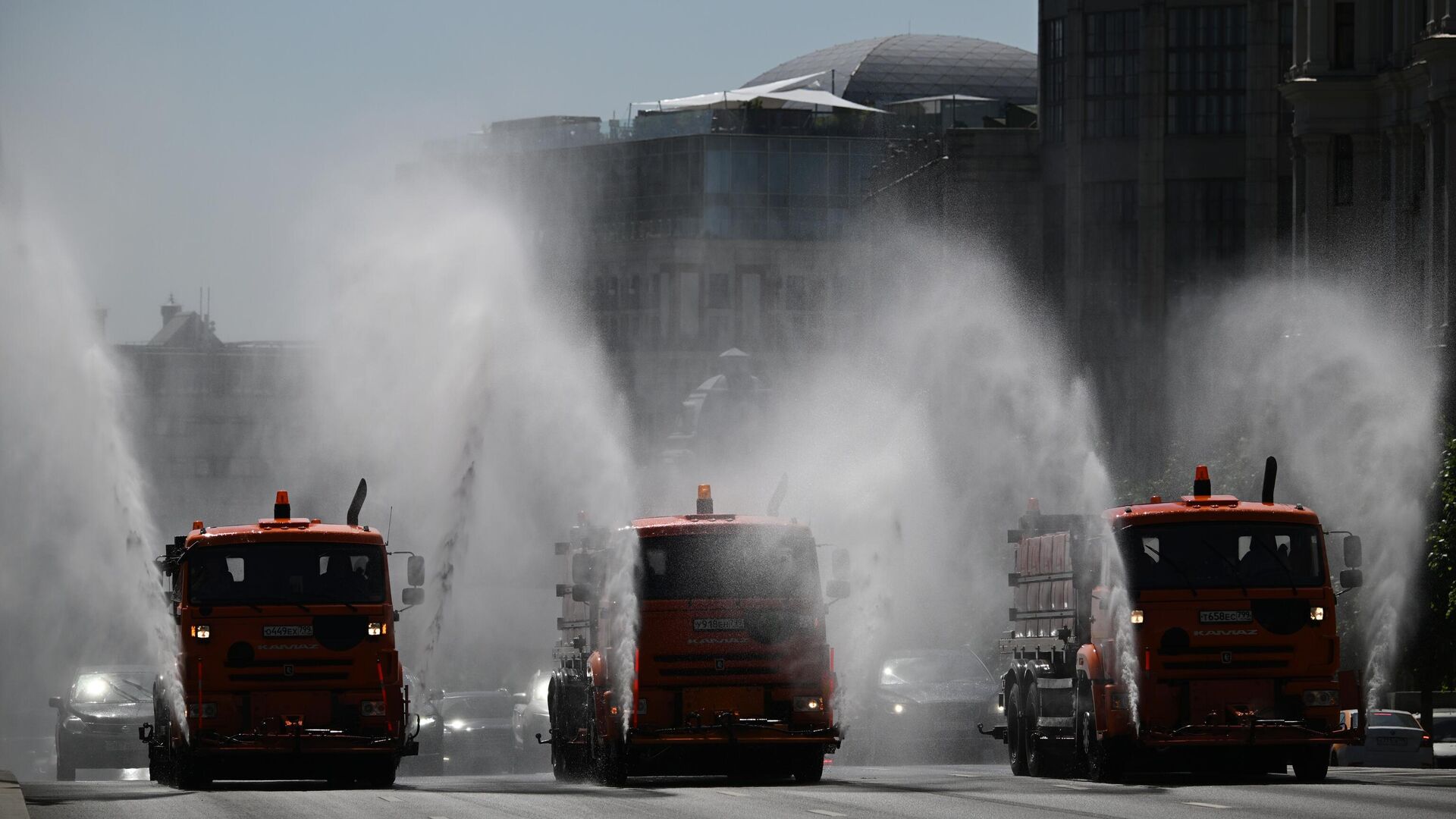Городские службы проводят аэрацию улиц Москвы, что помогает охладить дорожное полотно и воздух в жаркую погоду - РИА Новости, 1920, 27.07.2022