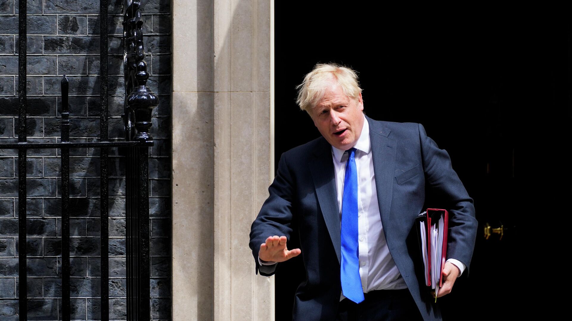 Премьер-министр Великобритании Борис Джонсон покидает резиденцию на Даунинг-стрит в Лондоне - РИА Новости, 1920, 07.07.2022