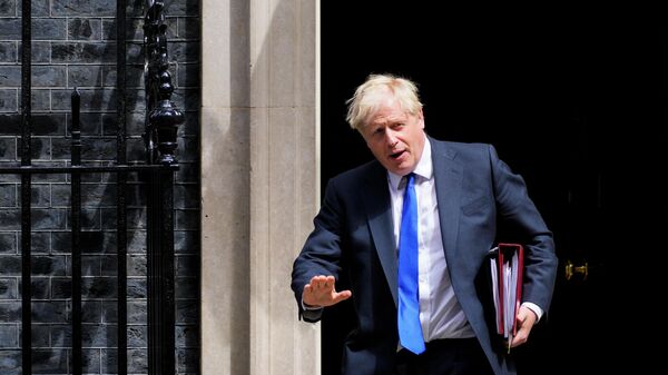 Премьер-министр Великобритании Борис Джонсон покидает резиденцию на Даунинг-стрит в Лондоне