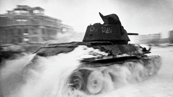 Сталинград, февраль 1943 года. Советские танки в городе