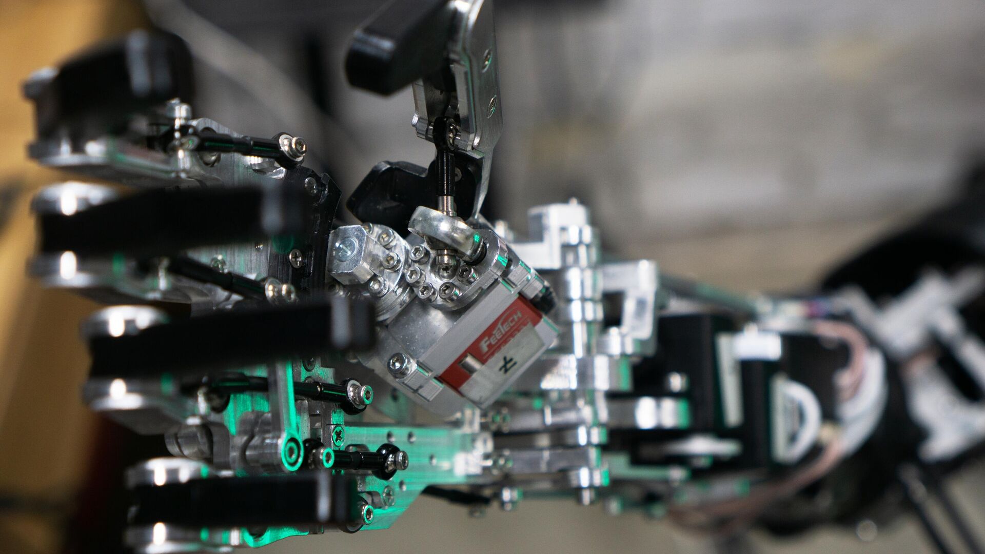 Рука человекоподобного робота Robo-C в цехе компании по производству роботов Промобот в Перми - РИА Новости, 1920, 06.07.2022