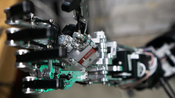 Рука человекоподобного робота Robo-C в цехе компании по производству роботов Промобот в Перми