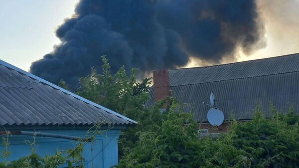 Дым от пожара на нефтебазе в Донецке
