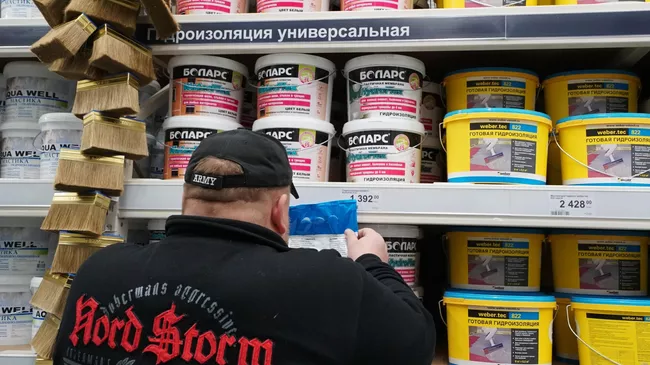 Посетитель у стеллажа с товаром