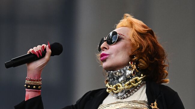 Певица Жанна Агузарова выступает с концертом в Зеленом театре на ВДНХ в Москве Певица Жанна Агузарова выступает с концертом в Зеленом театре на ВДНХ в Москве