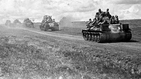 Танки выдвигаются на передовые позиции во время Курской битвы