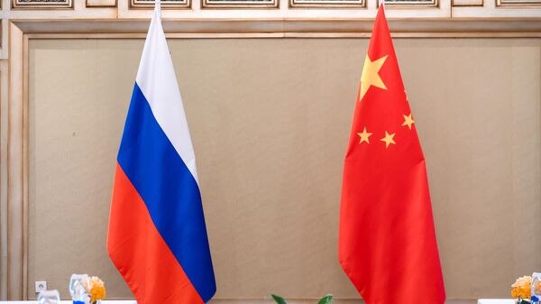 Государственные флаги Российской Федерации и КНР 