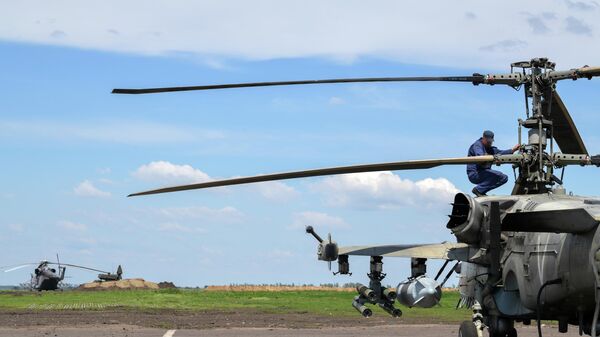 Техник выполняет предполетную проверку ударного вертолета Ка-52 ВКС России на аэродроме базирования в зоне проведения специальной военной операции на Украине
