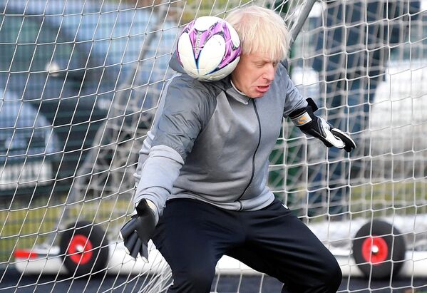 Премьер-министр Великобритании Борис Джонсон на разминке перед женским футбольным матчем во время предвыборной кампании в Чидл-Халме, Англия