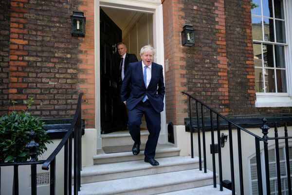 Борис Джонсон, избранный главой Консервативной партии, покидает свой предвыборный штаб на Грейт-колледж-стрит