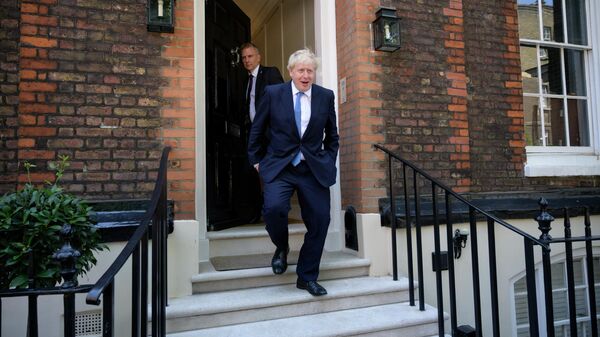 Борис Джонсон, избранный главой Консервативной партии, покидает свой предвыборный штаб на Грейт-колледж-стрит