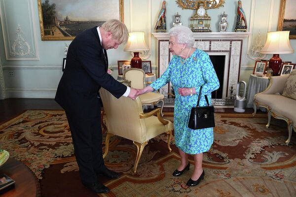 Королева Елизавета II и новый премьер-министр Великобритании Борис Джонсон в Букингемском дворце в Лондоне
