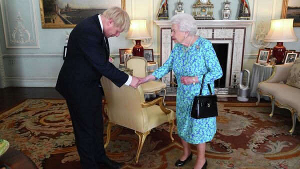 Королева Елизавета II и новый премьер-министр Великобритании Борис Джонсон в Букингемском дворце в Лондоне