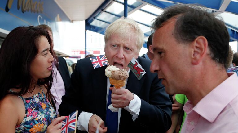 Борис Джонсон ест мороженое на острове Барри, Уэльс
