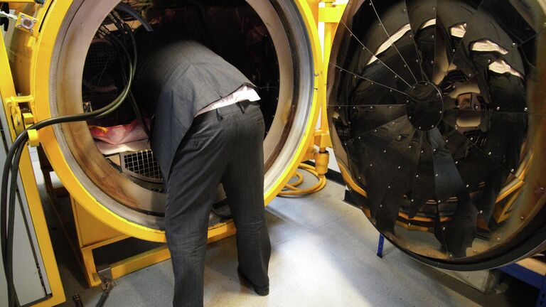 Премьер-министр Великобритании Борис Джонсон во время предвыборного визита в Центр шестого класса колледжа Бернли, Англия