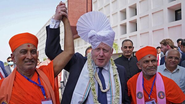 Премьер-министр Великобритании Борис Джонсон в традиционном тюрбане в Гандинагаре, Индия