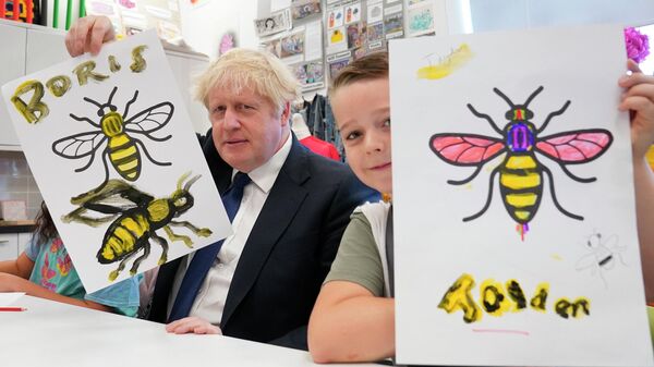 Премьер-министр Великобритании Борис Джонсон на уроке рисования во время посещения молодежной зоны HideOut в Манчестере, Англия