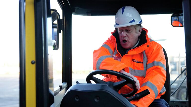 Премьер-министр Великобритании Борис Джонсон управляет вилочным погрузчиком в Тилбери, Англия