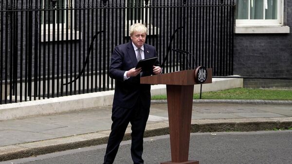 Премьер-министр Великобритании Борис Джонсон во время своего обращения возле резиденции на Даунинг-стрит в Лондоне