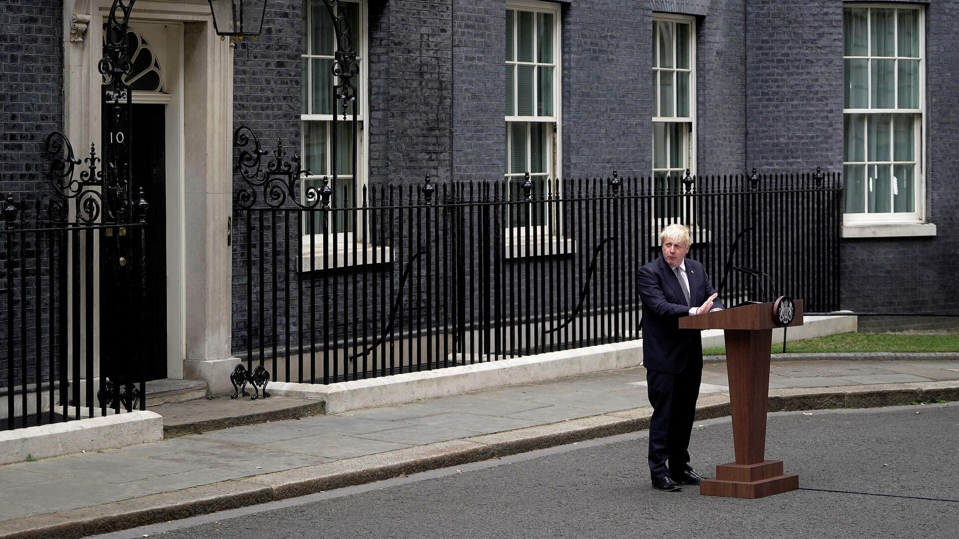 Премьер-министр Великобритании Борис Джонсон во время своего обращения возле резиденции на Даунинг-стрит в Лондоне - РИА Новости, 1920, 07.07.2022
