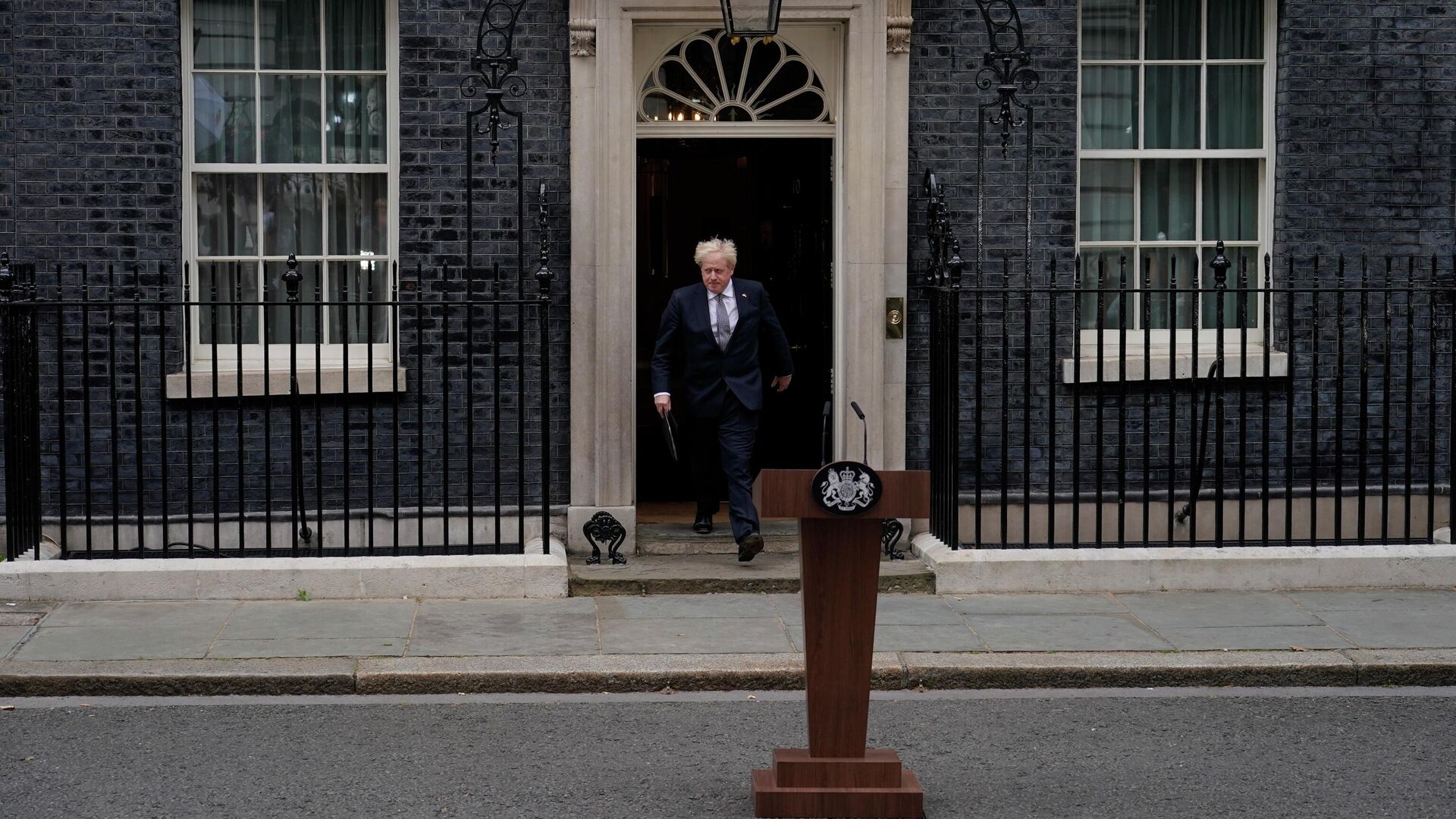 Премьер-министр Великобритании Борис Джонсон во время своего обращения возле резиденции на Даунинг-стрит в Лондоне - РИА Новости, 1920, 12.07.2022
