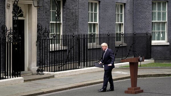 Премьер-министр Великобритании Борис Джонсон после своего обращения возле резиденции на Даунинг-стрит в Лондоне