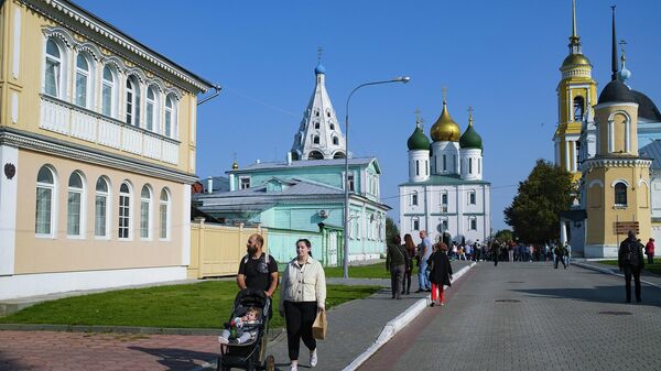 Люди на территории культурно-исторического комплекса Коломенский кремль в Коломне