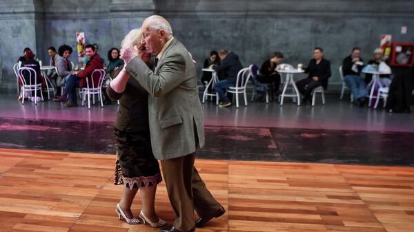 Танцоры танго Нина Чудоба (82 года) и Оскар Бруско (90 лет) танцуют на милонге (место или мероприятие, где можно танцевать танго) в Буэнос-Айресе