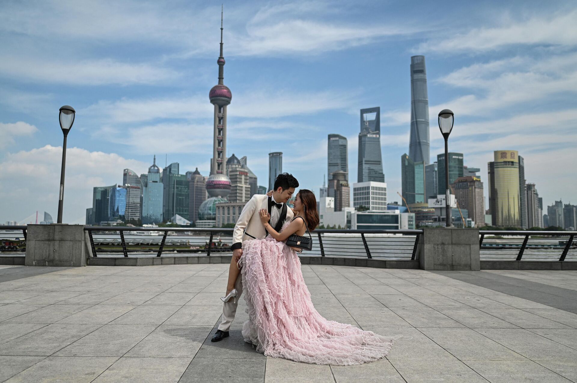 Пара позирует во время предсвадебной фотосессии на набережной Вайтань в Шанхае - РИА Новости, 1920, 07.07.2022