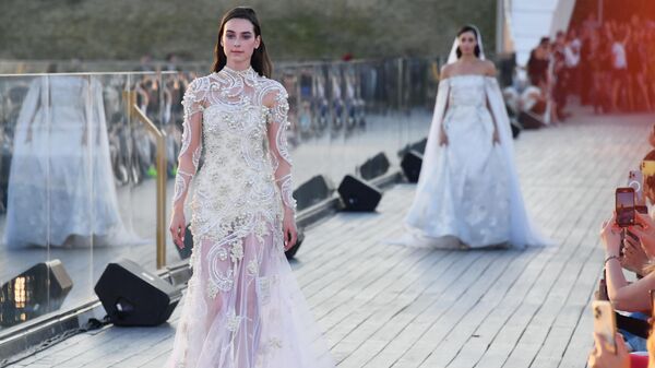 Модель демонстрирует одежду из новой коллекции дизайнера Валентина Юдашкина в рамках Московской недели моды