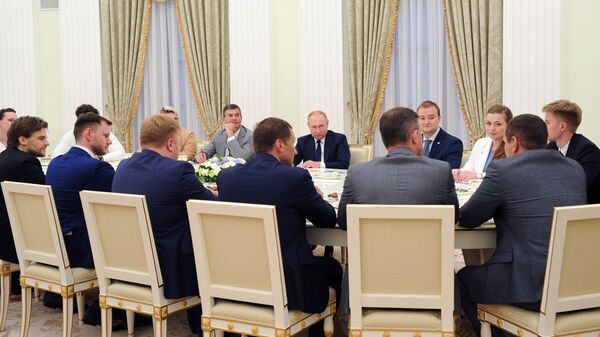 Президент РФ Владимир Путин во время встречи c победителями конкурса Лидеры России