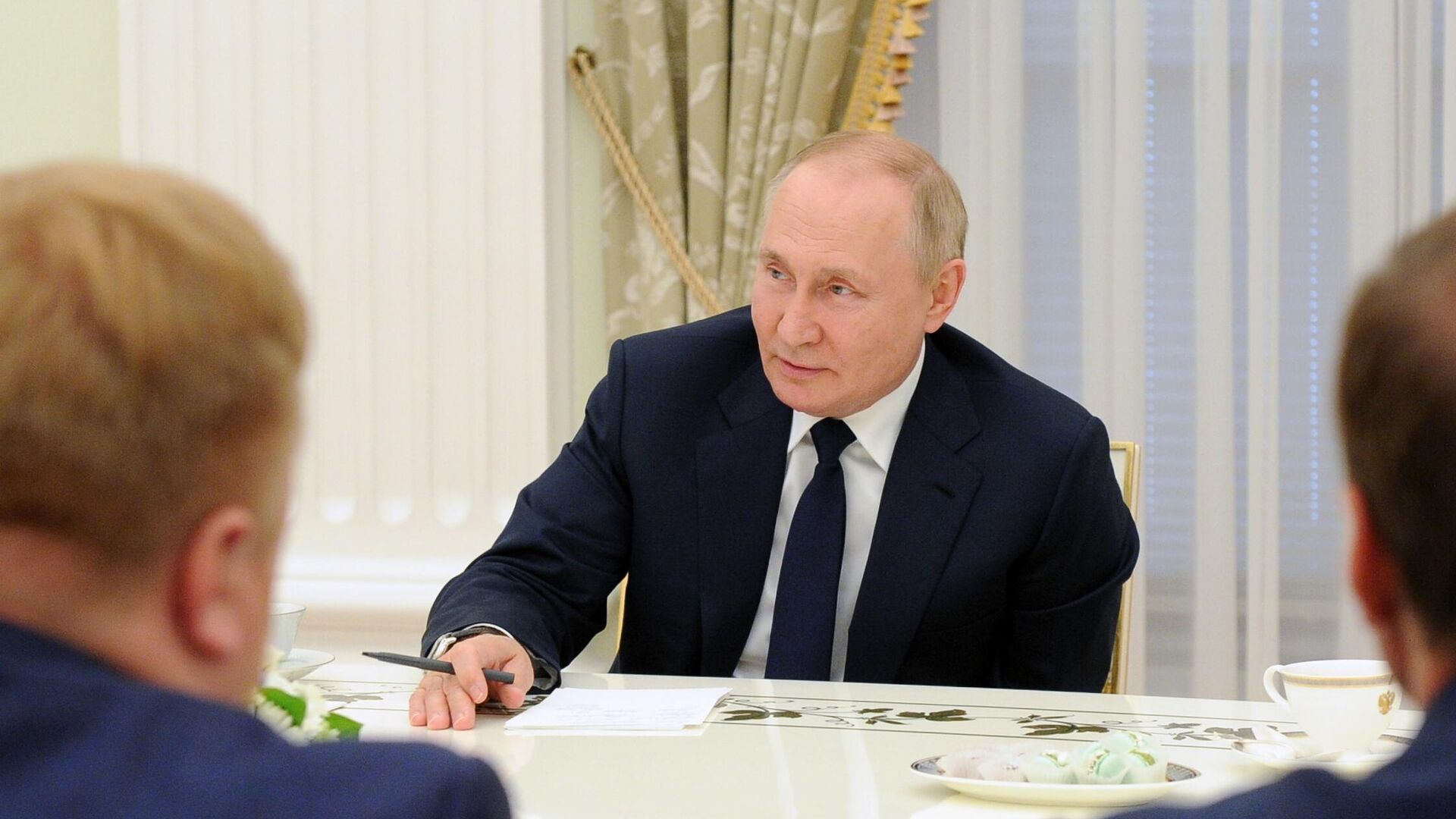 Президент РФ Владимир Путин во время встречи c победителями конкурса Лидеры России - РИА Новости, 1920, 07.07.2022