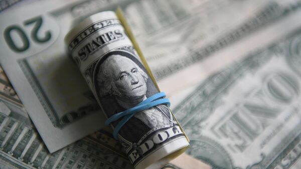 Доллар на Мосбирже в начале торгов опустился ниже 58 рублей