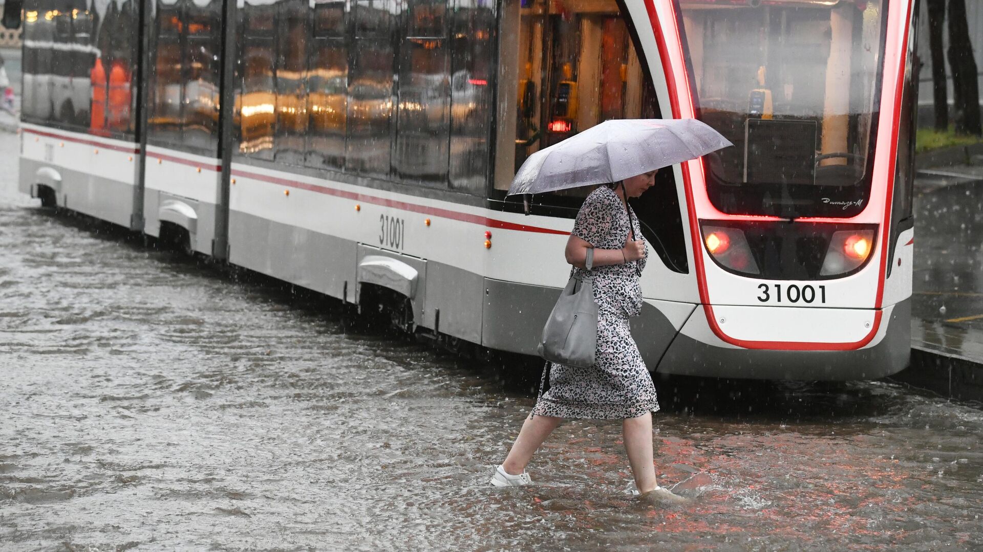 Женщина идет под зонтом во время дождя в Москве - РИА Новости, 1920, 07.07.2022