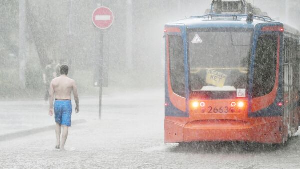 Мужчина на улице во время дождя в Москве