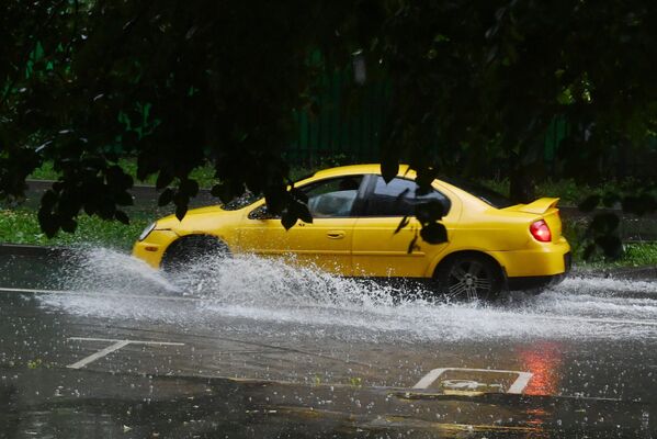 Автомобиль на дороге во время сильного дождя в Москве