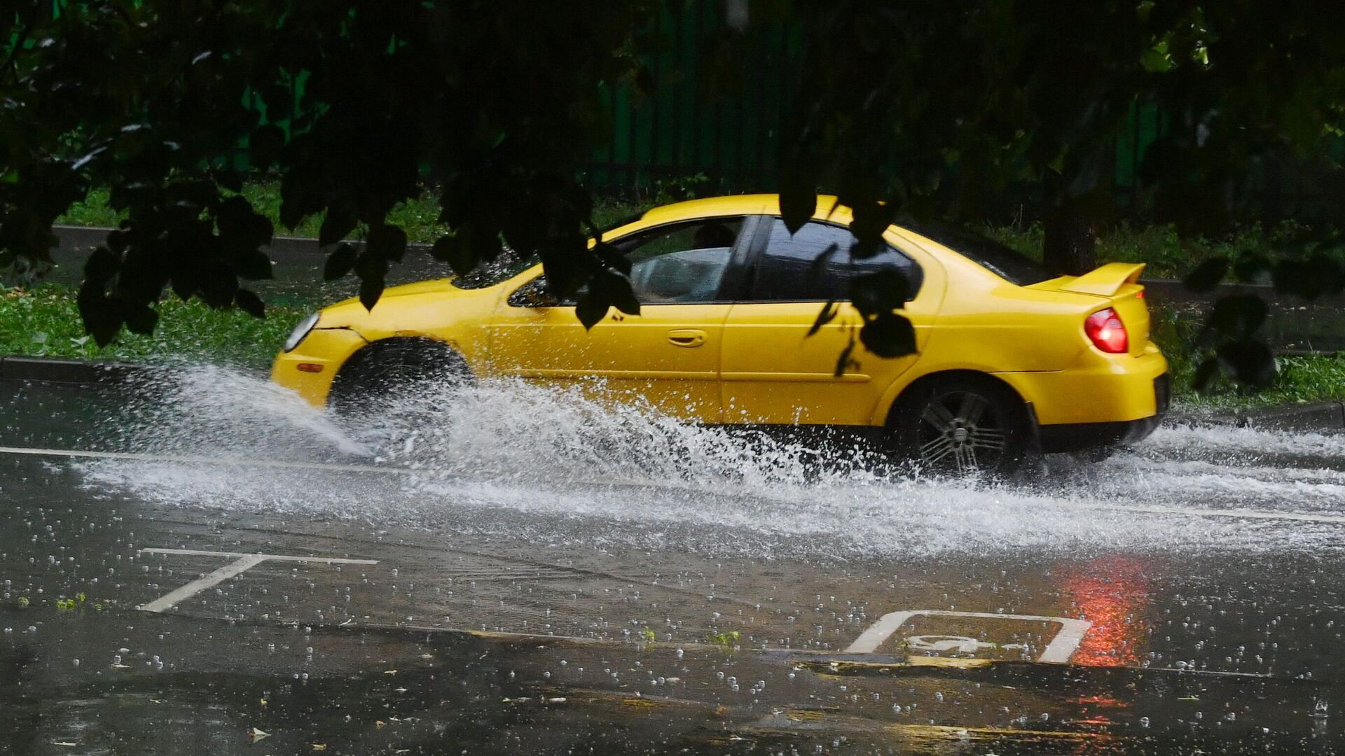 Автомобиль на дороге во время сильного дождя в Москве - РИА Новости, 1920, 25.07.2022